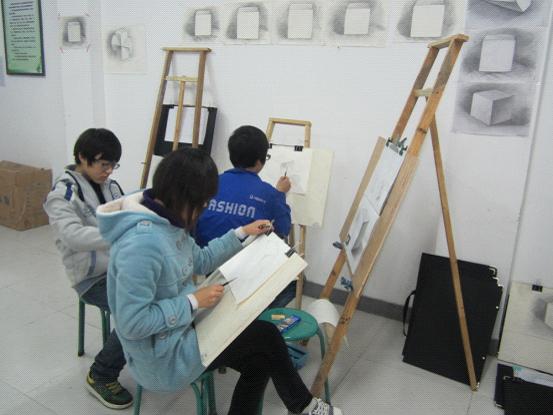 美术班同学正在上课
