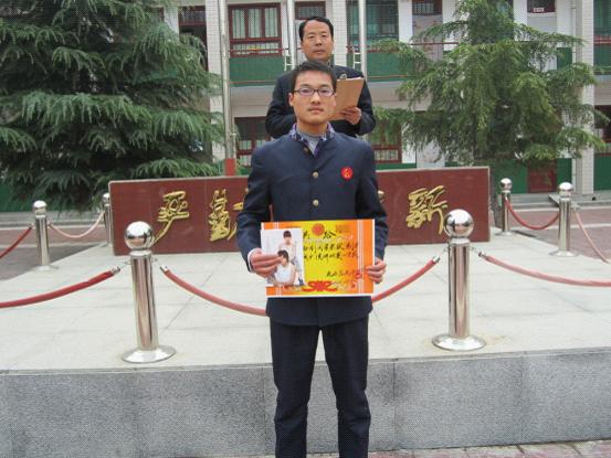 政教处付主任为“立志成才 ，刻苦学习”演讲赛一等奖获得者王西刚同学颁奖